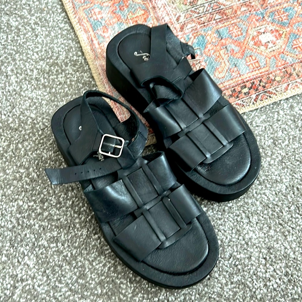 Chunky black Free People Sandal! Super cute!!